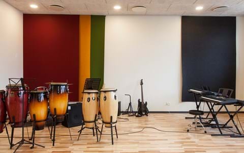 fraster, filt, felt cover, rumafskærmning, roomdivider, akustik, uld filt, inspiration, design, indretning, afskærmning, filtgardin, anne trolles skole